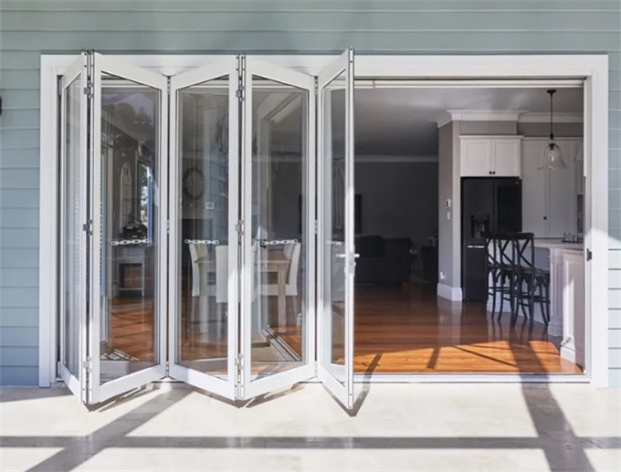 Portas de alumínio impermeáveis para edifícios com coeficiente de isolamento térmico ≤ 2,1