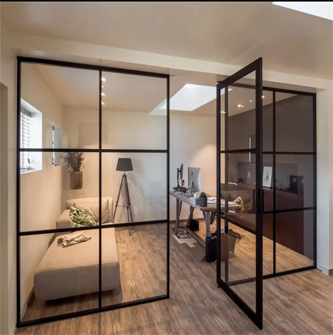 Portas pivotadas personalizadas com isolamento acústico para espaços residenciais e comerciais