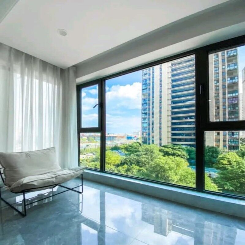 Janela de batente de alumínio certificada pela California Title 24 com sistema de travamento multiponto e dobradiças reforçadas para casas modernas