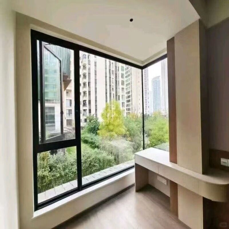 Janela de batente em liga de alumínio resistente à corrosão, hardware durável, à prova d'água, design moderno e à prova de som para uso em banheiro e quarto